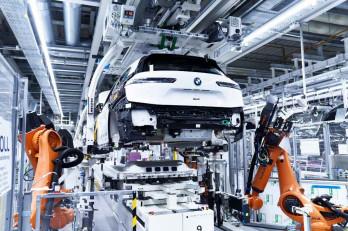 Производство BMW iX на заводе в Дингольфинге, Бавария (Фото: https://www.press.bmwgroup.com/slovenia/photo/detail/P90407612/BMW-iX-Production-at-Plant-Dingolfing-11-2020 )