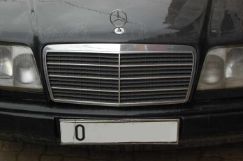   (: Wikimedia Commons - https://commons.wikimedia.org/wiki/File:Kosovo_vehicle_licence_plate_-_04_994-BI.JPG )