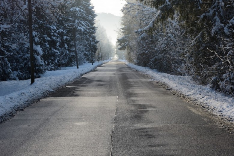  (: Free-Images.Com -  https://free-images.com/display/road_winter_snow_wintry_0.html )