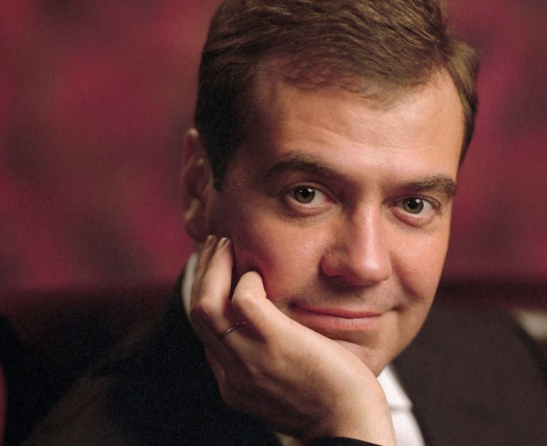 Дмитрий Медведев (Фото: https://ru.m.wikinews.org/wiki/Файл:Dmitry_Medvedev_official_large_photo_-4.jpg | обязательная ссылка на http://www.kremlin.ru/ )
