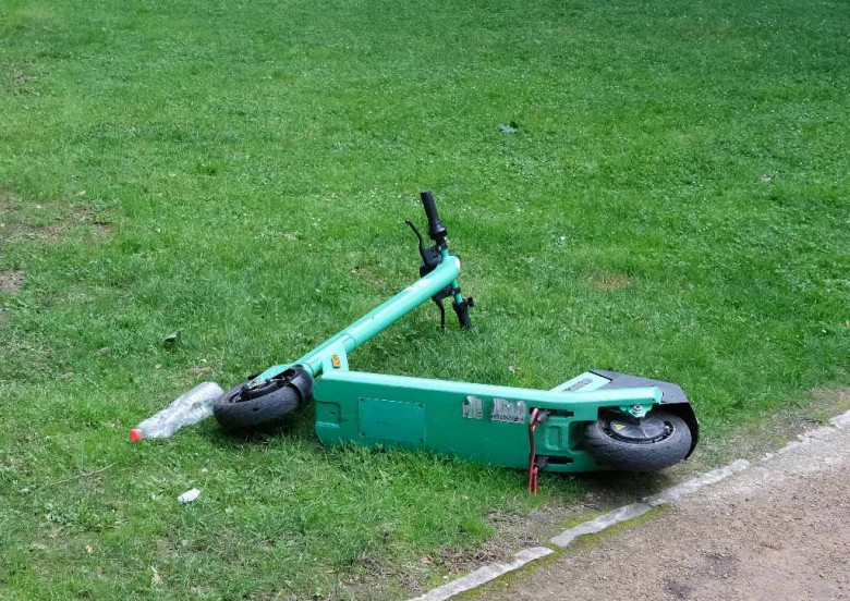  (: Wikimedia Commons - https://commons.wikimedia.org/wiki/File:E-Scooter_im_Tiergarten.jpg )