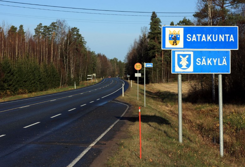    (: https://fr.wikipedia.org/wiki/Fichier:Road_204_Säkylä_Finland.JPG )