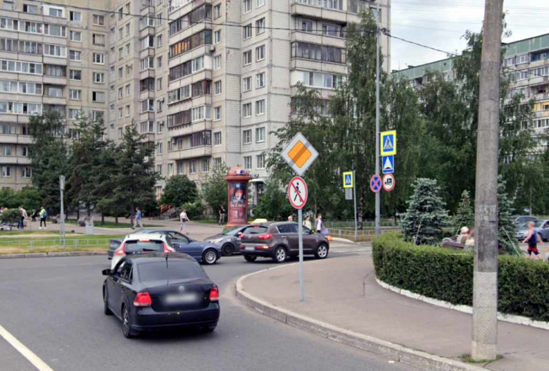 Должен ли водитель уступать дорогу на перекрестке под знаком «Конец главной дороги»?