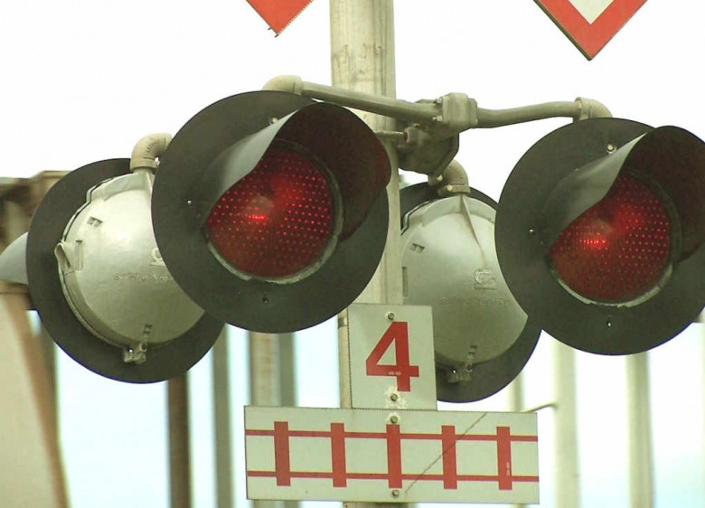 Проезд на красный свет светофора и запрещающий сигнал на ж/д переезде — это повторное нарушение или два разных?