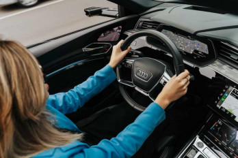 Женщина-водитель Audi (Фото: Pexels.Com)